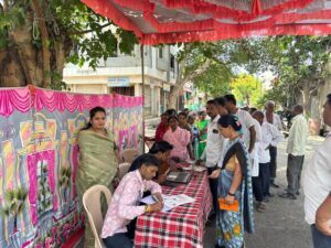 छत्रपती शिवाजी नगर जळगाव येथे स्थानिक नागरिकांसाठी आयुष्यमान भारत कार्ड आली योजना आपल्या दारी या उपक्रमाचे नगरसेविका सौ. पूजाताई जगताप यांच्या कडून आयोजन
