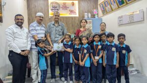 संत ज्ञानेश्वर विद्यालयाच्या इको क्लबतर्फे हजारो वृक्षबियाण्यांची भेट देत मान्यवरांचा सत्कार