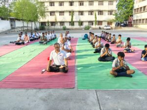 शेठ ला.ना. सार्वजनिक विद्यालयात आंतरराष्ट्रीय योग दिन मोठ्या उत्साहात साजरा
