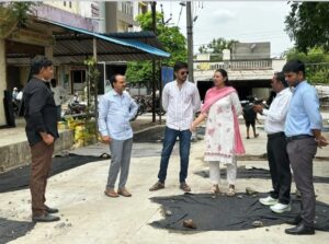 चोपडा शहराच्या विकासाला वेग; नारायणवाडीतील नवीन रस्त्याच्या कामाची नगराध्यक्षा नम्रता पाटील यांच्याकडून पाहणी