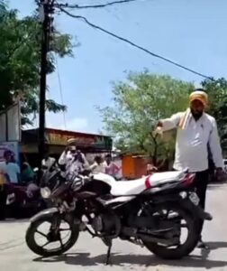 सरसकट कर्जमुक्तीसाठी शेतकऱ्याने पेटवली स्वतःची दुचाकी; सरकारविरोधात संतापाचा उद्रेक!