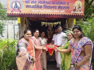 विद्यार्थी व माजी विद्यार्थ्यांकडून संस्थाध्यक्ष प्रशांत नाईक यांना ५१ हजार बियांची अनोखी वाढदिवसाची भेट; जंगलनिर्मितीचा संकल्प