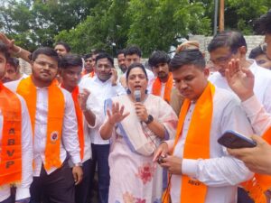 विद्यार्थ्यांच्या प्रश्नासाठी तातडीने पुढाकार… स्वच्छतेला प्राधान्य!