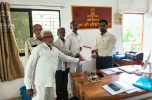 पावसातील खंडामुळे मुक्ताईनगर तालुक्यात दुष्काळ जाहीर करण्याची मागणी; शेतकरी सेनेचे कृषी अधिकाऱ्यांना निवेदन
