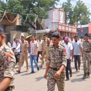 कांचन नगरात तरुणावर शस्त्राने हल्ला; तिघांना अटक, पोलिसांनी काढली धिंड!