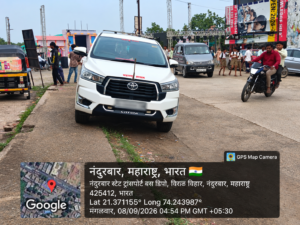 *नंदुरबार बसस्थानकात नियमांना दुहेरी मापदंड? ‘महाराष्ट्र शासन’ लिहिलेल्या वाहनाला नो-पार्किंगमध्ये अभय; सामान्य वाहनधारकांवर मात्र दंडाची कारवाई?*  नंदुरबार | प्रतिनिधी  नंदुरबार बसस्थानक परिसरातील वाहतूक नियमांच्या अंमलबजावणीवर पुन्हा एकदा गंभीर प्रश्नचिन्ह निर्माण झाले आहे. बसस्थानक परिसरात नो-पार्किंग क्षेत्र असल्याचे सांगून सामान्य नागरिकांच्या वाहनांवर दंडात्मक कारवाई केली जाते, मात्र त्याच परिसरात ‘महाराष्ट्र शासन’ असा उल्लेख असलेले वाहन नो-पार्किंगच्या ठिकाणी उभे असतानाही वाहतूक पोलिसांकडून कोणतीही कारवाई करण्यात आली नसल्याचे नागरिकांकडून सांगितले जात आहे..  महाराष्ट्राच्या अधिकृत वाहतूक विभागाच्या संकेतस्थळावर ‘No Parking’ आणि ‘No Parking and No Stopping’ ही अधिकृत वाहतूक चिन्हे नमूद करण्यात आली आहेत. तसेच महाराष्ट्र मोटार वाहन विभागाच्या माहितीनुसार वाहतूक नियंत्रणासाठी मोटार वाहन कायदा व संबंधित नियम लागू आहेत.  सामान्यांसाठी 500 ते 10 हजारांचा दंड, मग या वाहनाला सूट का?  नागरिकांचा मुख्य सवाल असा आहे की, जर बसस्थानक परिसरात 200 मीटर  नो-पार्किंग नियम लागू असेल, तर तो नियम सर्व वाहनांना समानपणे लागू होतो का नाही?  सामान्य नागरिकांचे वाहन नो-पार्किंगमध्ये उभे असल्यास तत्काळ दंडात्मक कारवाई केली जाते, असा नागरिकांचा आरोप आहे. मग ‘महाराष्ट्र शासन’ असे लिहिलेले वाहन त्याच ठिकाणी उभे असताना त्यावर कारवाई का झाली नाही? असा प्रश्न उपस्थित होत आहे.  > “कायदा आणि वाहतूक नियम सर्वांसाठी समान आहेत की शासकीय वाहनांसाठी वेगळे नियम आहेत?” असा संतप्त सवाल नागरिकांकडून विचारला जात आहे. हे वाहन नेमके शासकीय की खासगी?  या वाहनाबाबत आणखी एक महत्त्वाचा प्रश्न उपस्थित झाला आहे. वाहन खरोखरच शासकीय मालकीचे असेल, तर त्याची अधिकृत नोंद, वापराचा उद्देश आणि त्या ठिकाणी पार्किंग करण्यास असलेली कोणतीही वैध परवानगी याबाबत स्पष्टता होणे आवश्यक आहे.  परंतु जर हे एखाद्या शासकीय कर्मचाऱ्याचे खासगी वाहन असेल, तर खासगी वाहनावर ‘महाराष्ट्र शासन’ असा उल्लेख करण्यासाठी कोणता शासन निर्णय, शासन परिपत्रक किंवा अधिकृत परवानगी आहे, याचीही चौकशी होणे गरजेचे आहे.  बसस्थानकातील कारवाईच्या पद्धतीवर प्रश्नचिन्ह.?  नंदुरबार बसस्थानक हे शहरातील महत्त्वाचे वाहतूक केंद्र आहे.  अशा संवेदनशील ठिकाणी वाहतूक नियमांची अंमलबजावणी करताना कोणत्याही वाहनाला त्याच्या मालकीच्या किंवा शासकीय दर्जाच्या आधारावर वेगळी वागणूक दिली जात आहे का, याची वरिष्ठ पातळीवर तपासणी होणे आवश्यक असल्याची मागणी नागरिकांकडून होत आहे.  नागरिकांची मागणी आहे की प्रशासनाने खालील मुद्द्यांवर स्पष्टता द्यावी— या ठिकाणी शासकीय वाहनांना पार्किंगची काही विशेष परवानगी आहे का? वाहन शासकीय असल्यास त्याचा अधिकृत विभाग कोणता? खासगी वाहनावर ‘महाराष्ट्र शासन’ असा उल्लेख करण्यास कोणती परवानगी आहे?  त्या दिवशी घटनास्थळी ड्युटीवर असलेल्या वाहतूक पोलिसांनी  या वाहनाकडे मुद्दाम डोळे झाक केले का?  सामान्य नागरिकांवर कारवाई आणि संबंधित वाहनावर कारवाई न करण्यामागे कोणते कारण होते?  वरिष्ठ अधिकाऱ्यांकडून चौकशीची मागणी.? नागरिकांच्या मते, वाहतूक नियमांची अंमलबजावणी ‘सर्वांसाठी समान’ असणे आवश्यक आहे. त्यामुळे या प्रकरणाची स्वतंत्र चौकशी करून संबंधित वाहनाची मालकी, त्यावरील ‘महाराष्ट्र शासन’ उल्लेखाची वैधता, नो-पार्किंग आदेश आणि त्या वेळी ड्युटीवर असलेल्या अधिकाऱ्यांची भूमिका तपासावी.  कारवाई करणे आवश्यक असूनही जर जाणीवपूर्वक दुर्लक्ष झाले असे सिद्ध झाले, तर जबाबदार अधिकाऱ्यांवर वरिष्ठांनी नियमानुसार कारवाई करावी, अशी मागणी नागरिकांकडून होत आहे..  “नियम फक्त सामान्य नागरिकांसाठी आहेत का? शासकीय वाहनांनाही तेच नियम लागू होतात की नाही?”  या प्रश्नाचे उत्तर नंदुरबारकरांना प्रशासनाकडून अपेक्षित आहे.  या संपूर्ण प्रकरणाची वस्तुनिष्ठ चौकशी करून सत्य परिस्थिती जनतेसमोर आणावी आणि वाहतूक नियमांची अंमलबजावणी कोणत्याही दबावाशिवाय व भेदभावाशिवाय करावी, अशी जोरदार मागणी नागरिकांकडून होत आहे.